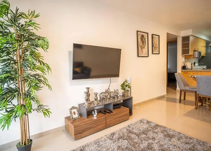 Modern 2 Bedroom Cozy