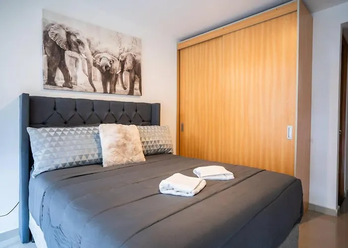 Modern 2 Bedroom Cozy Apartment *