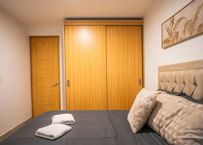 Modern 2 Bedroom Cozy *